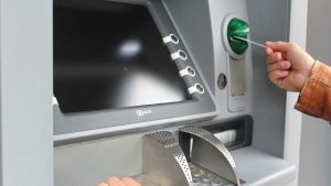 Begini Lho Cara Menggunakan ATM Berbagai Bank